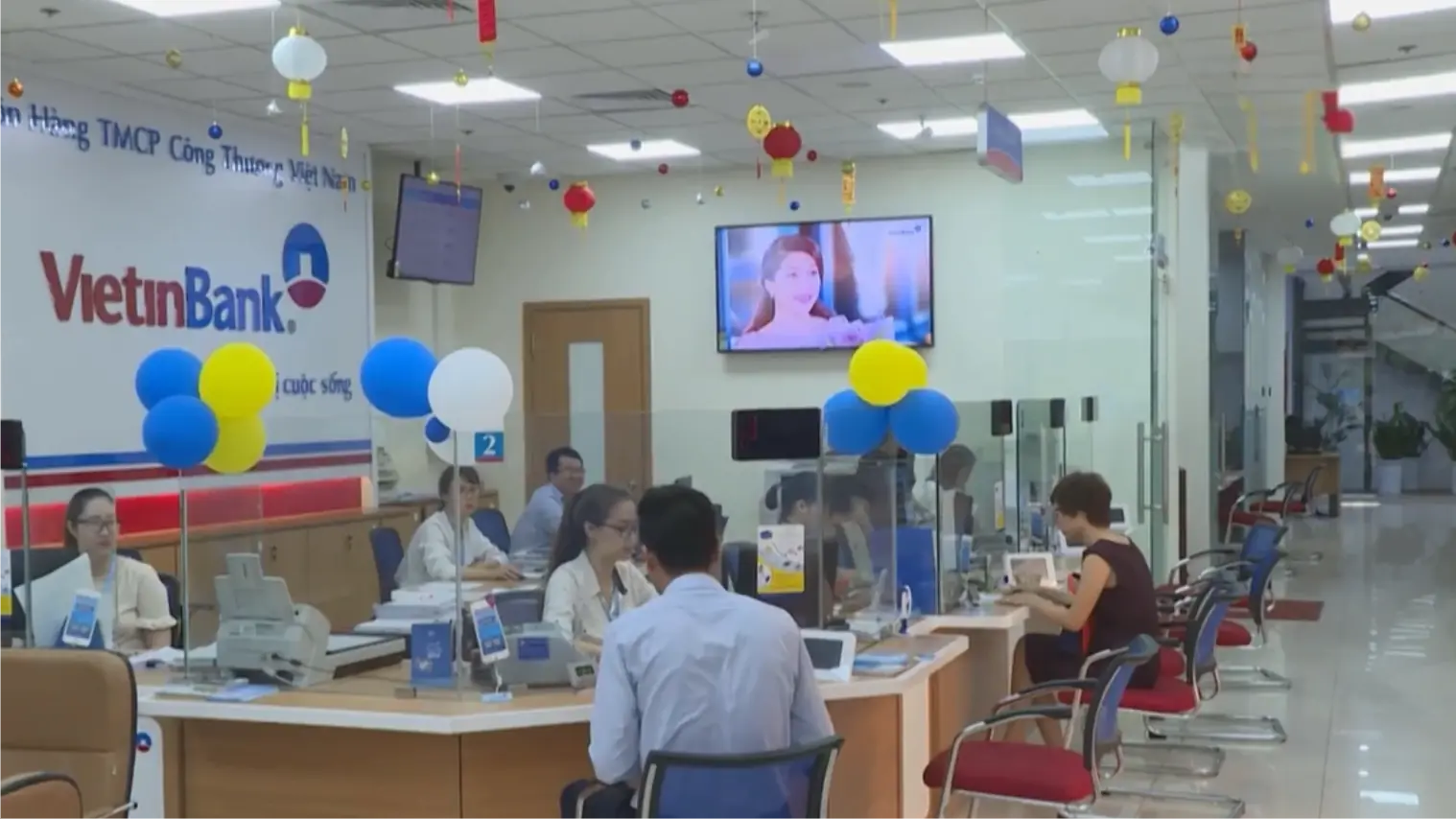 Ngành ngân hàng hỗ trợ khách hàng sau bão miền Trung